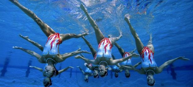 开云体育中国-赛道上的红与银，佩雷兹的统治与梅赛德斯的逆袭