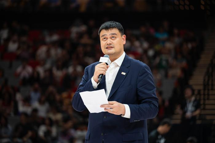 篮球明星亮相慈善赛，为儿童慈善事业奉献爱心的简单介绍
