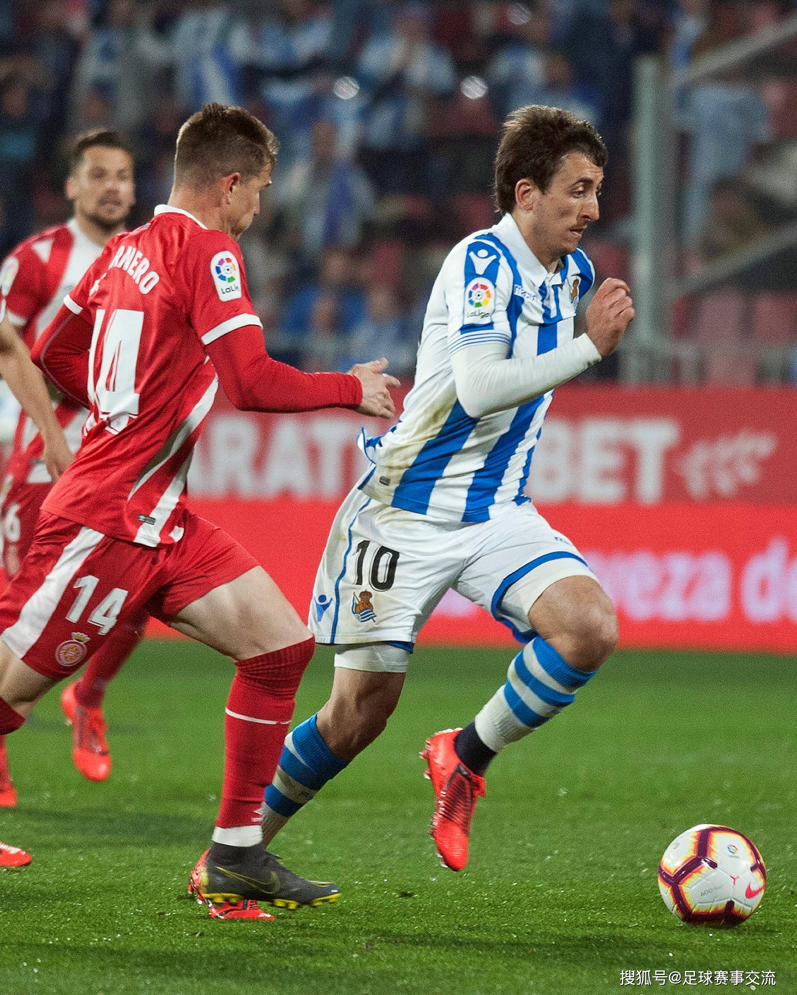 一场高水平足球比赛上演,球员们技术精湛表现的简单介绍 一场高水平足球比赛上演,球员们技术精湛表现的简单介绍