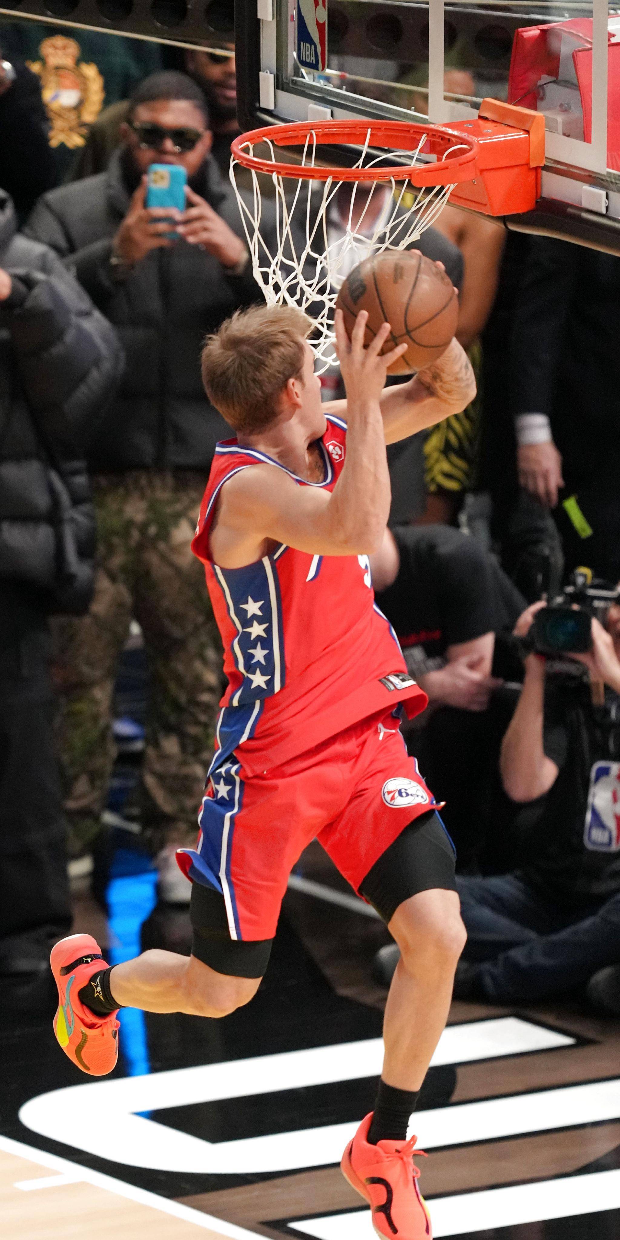 专业球员在国际篮球比赛中获得成功