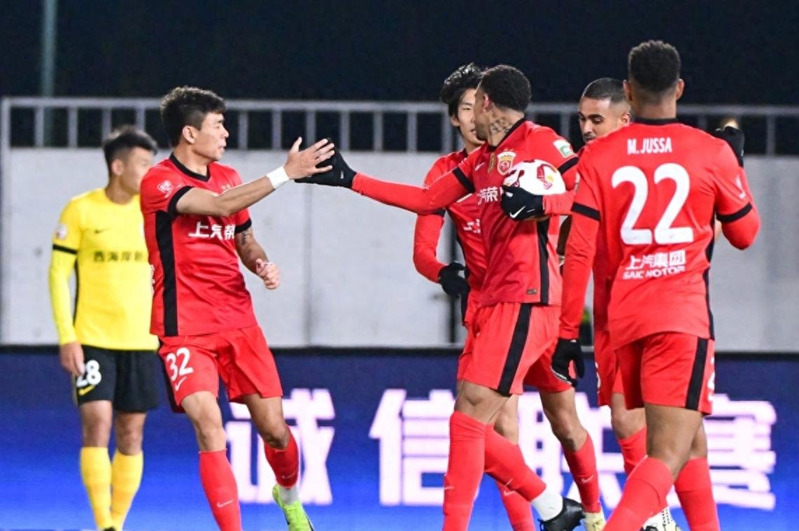 上海德比赛事激战，胜利属于上港
