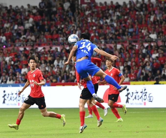 热血澎湃的比赛，双方球员在场上拼尽全力的简单介绍