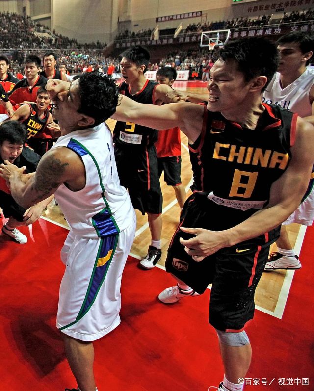 热血澎湃的比赛，双方球员在场上拼尽全力的简单介绍