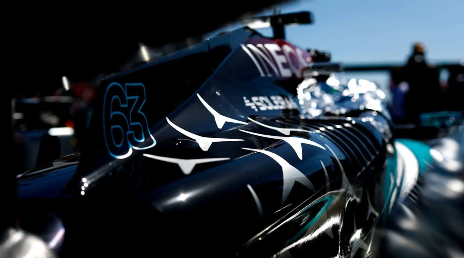 关于梅赛德斯碾压阿斯顿马丁，拉塞尔惊艳四座的信息