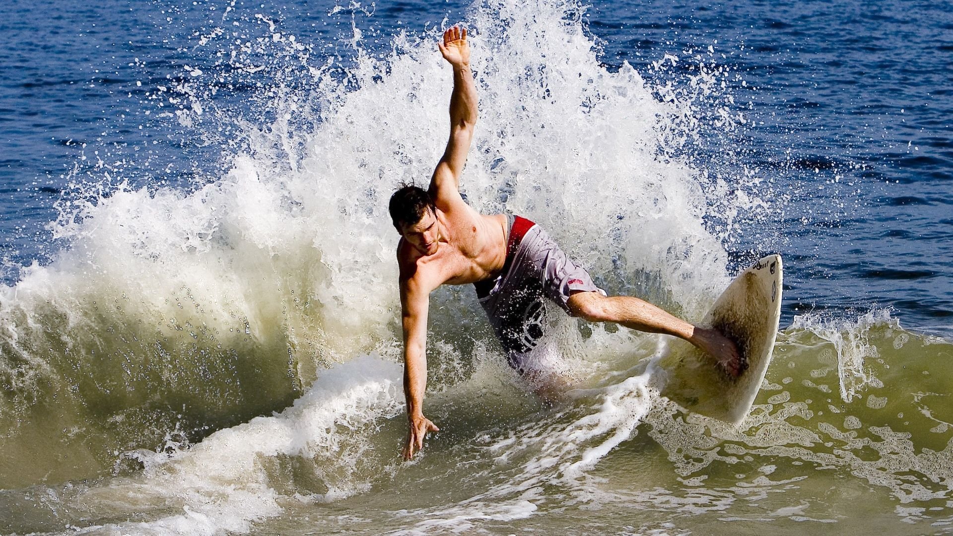 德甲争冠战之夜，莫兰特带队取胜